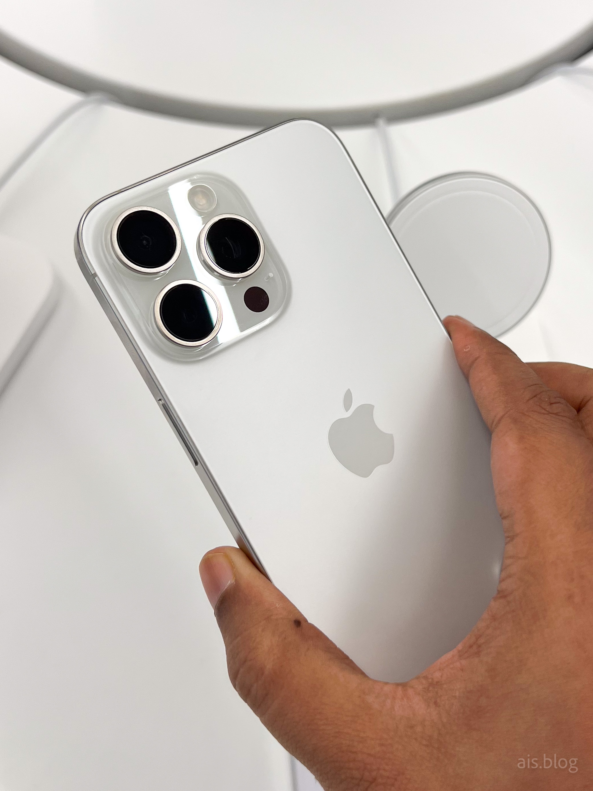iphone 15 pro max all colors hands on - white titanium